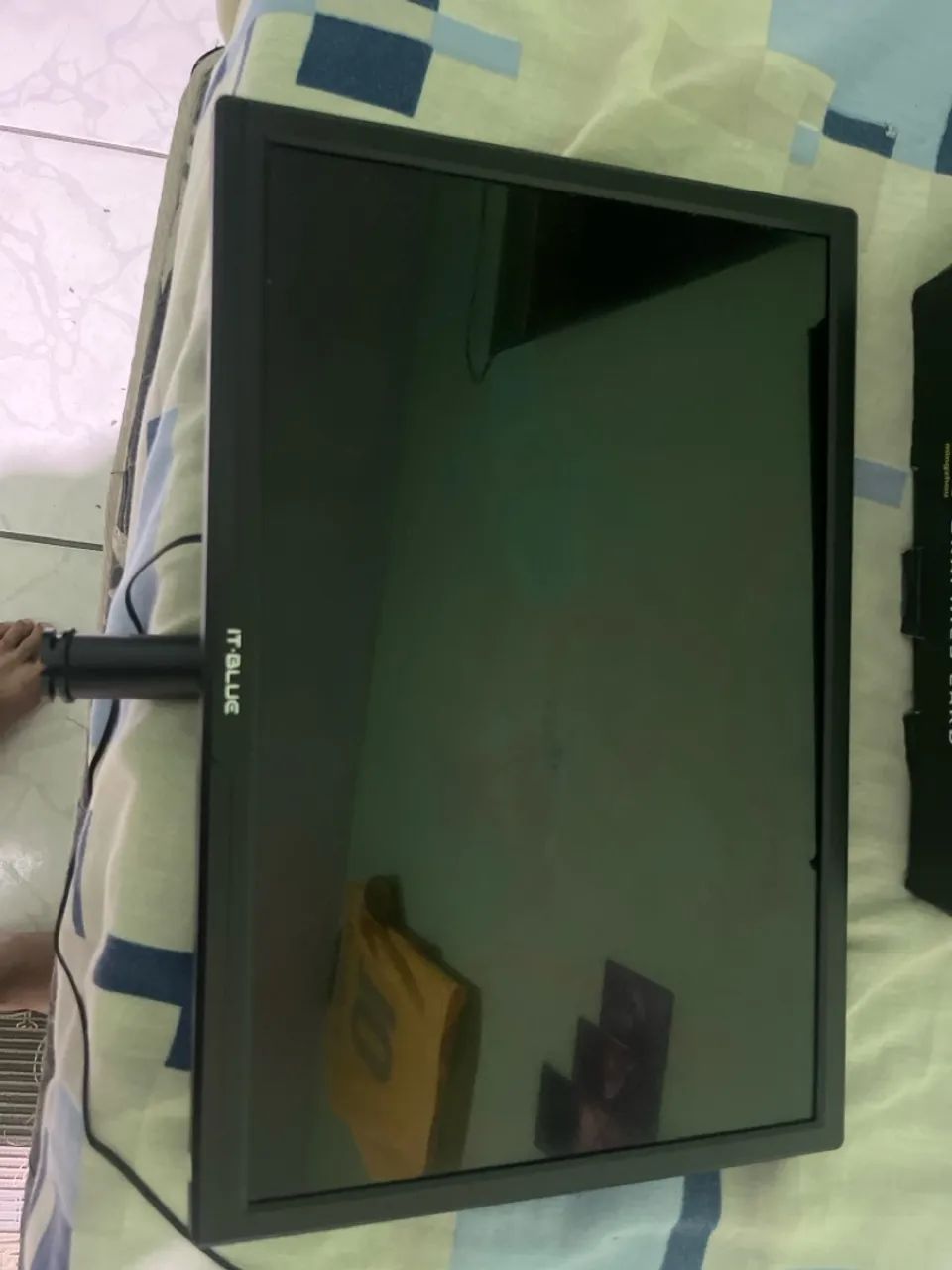 Monitor 19 polegadas com pequeno detalhe na tela 