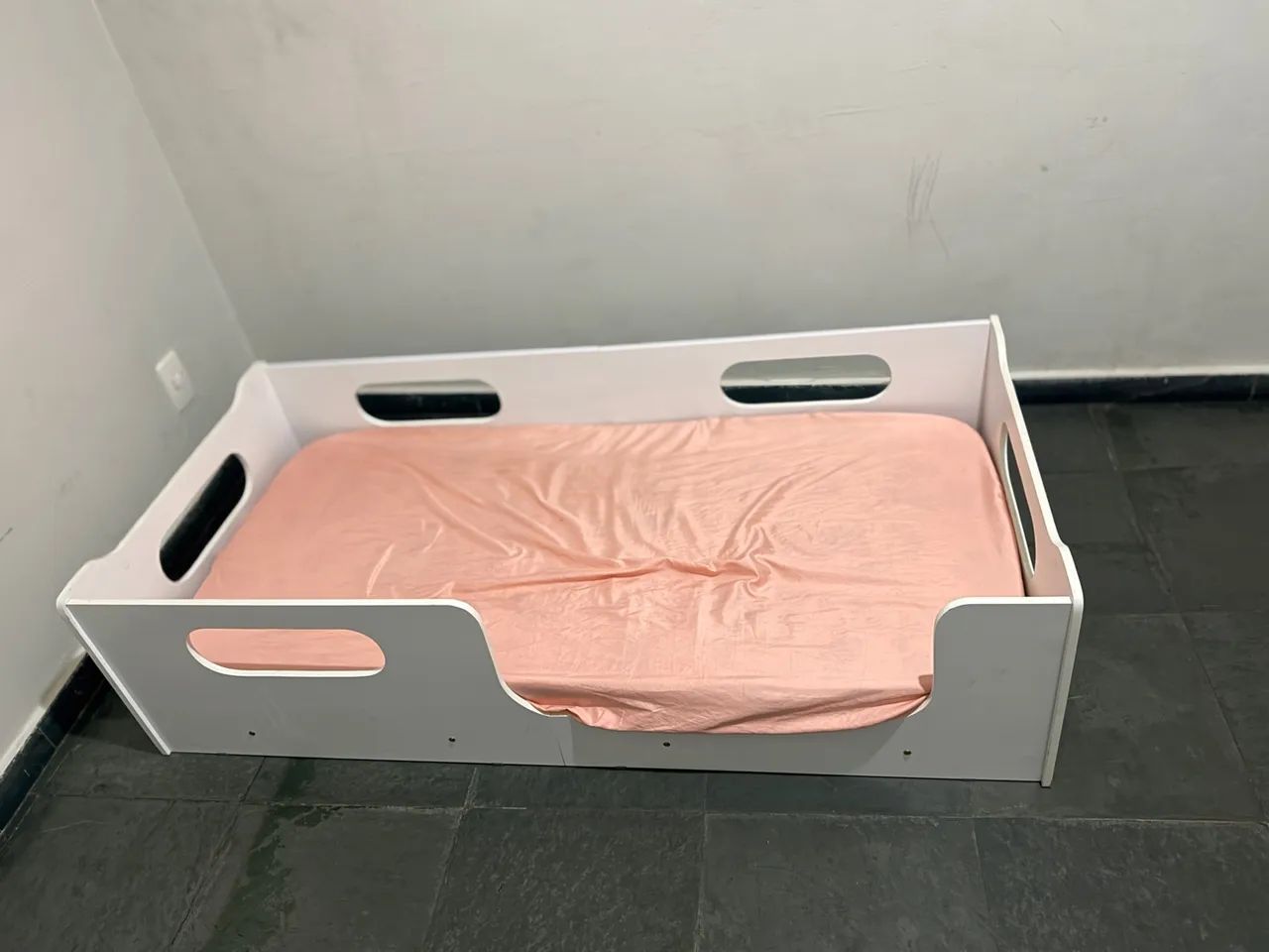 Vendo cama montessoriana nova 