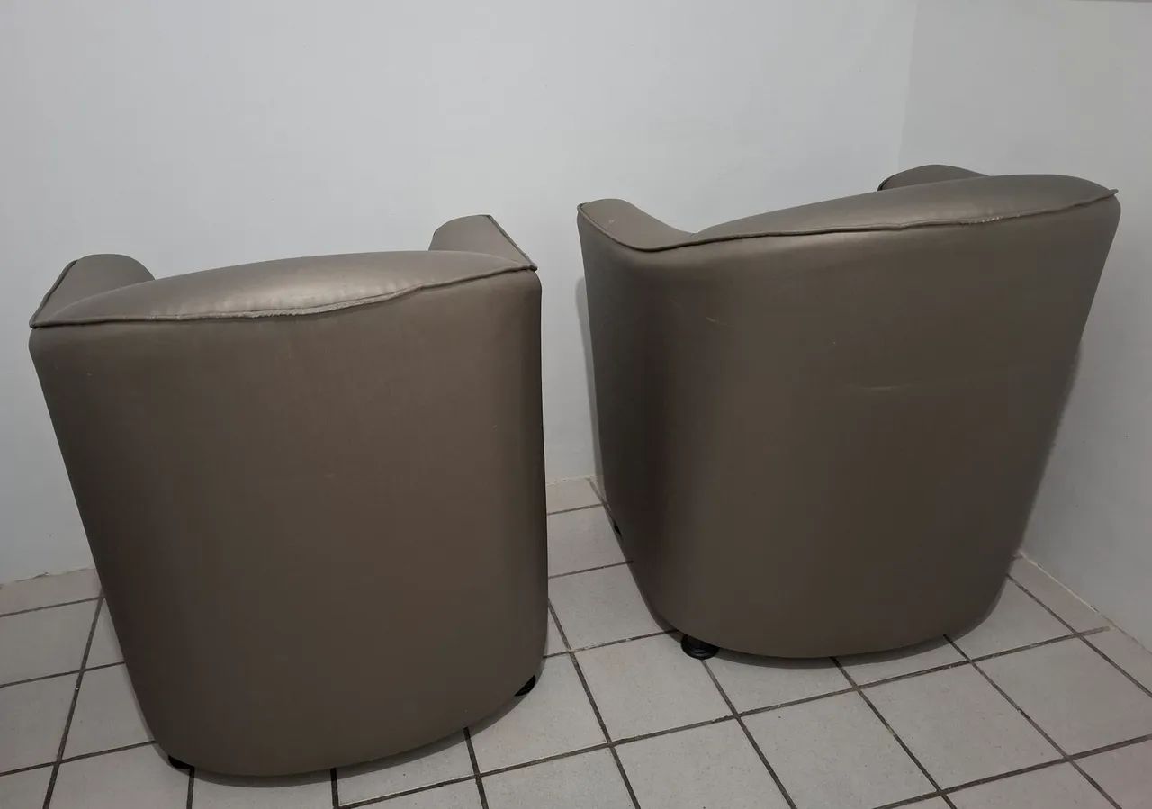 Duas poltronas e bom estado de conservação. Côr cinza escuro. 