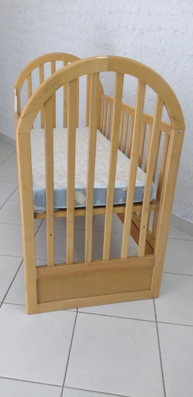 Berço de Madeira Maciça c/ Colchão Novo (Excelente Estado!) - Foto 3