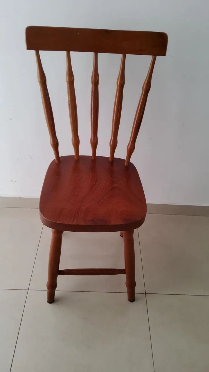Cadeiras de madeira usadas