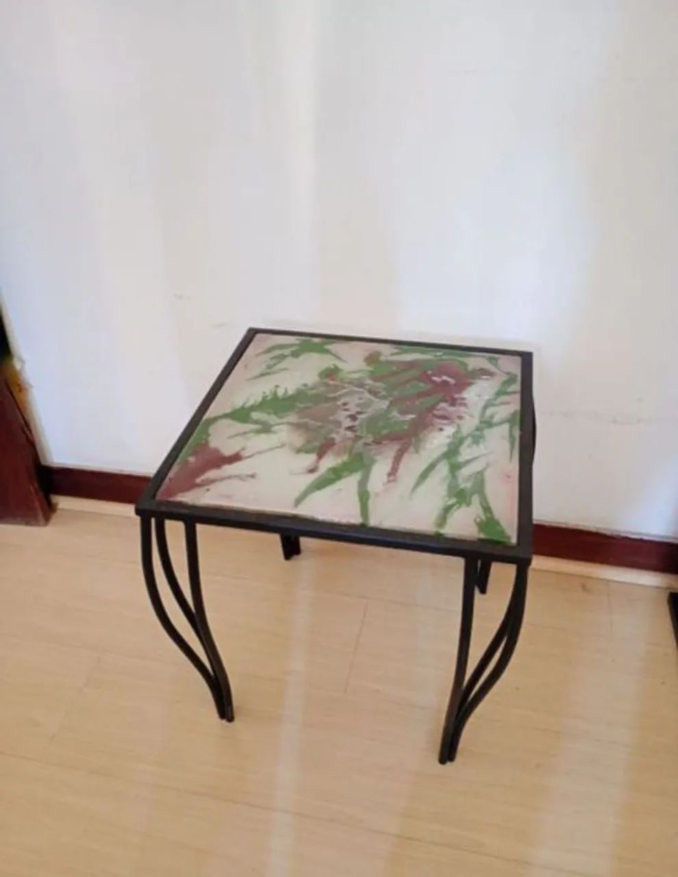 Mesa antiga, pé de ferro e tampo de vidro pintado  - Foto 3