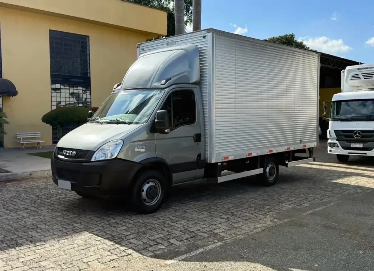 Iveco baú bem conservada 