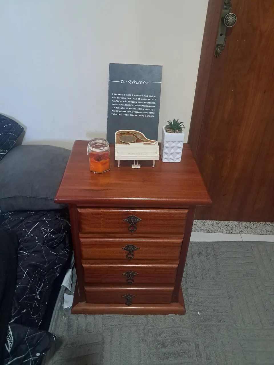 Mesa de cabeceira de peroba rosa