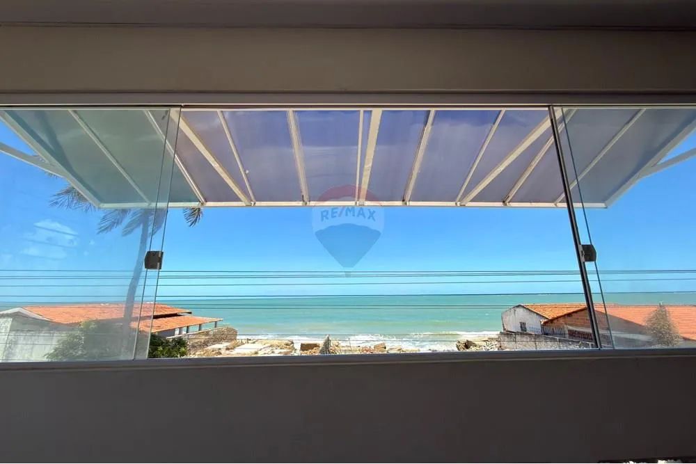 Casa ampla de dois pavimentos frente mar