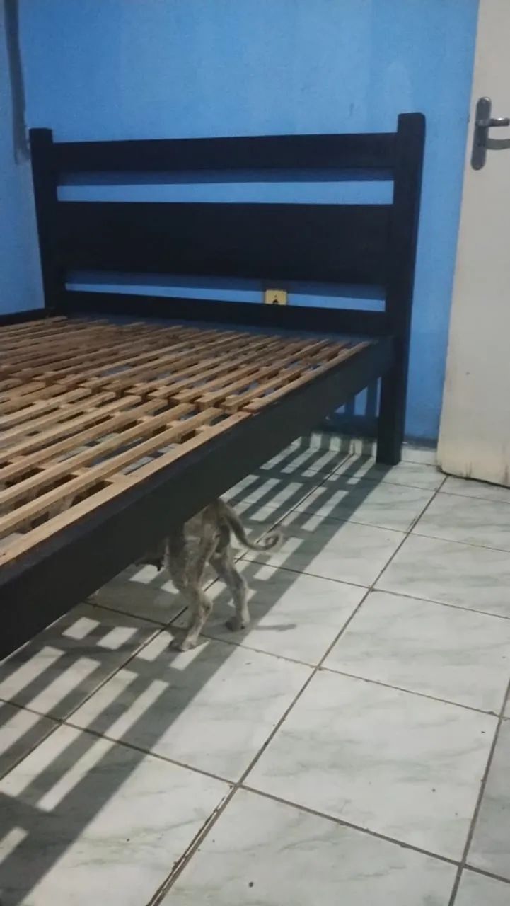 Cama casal de madeira