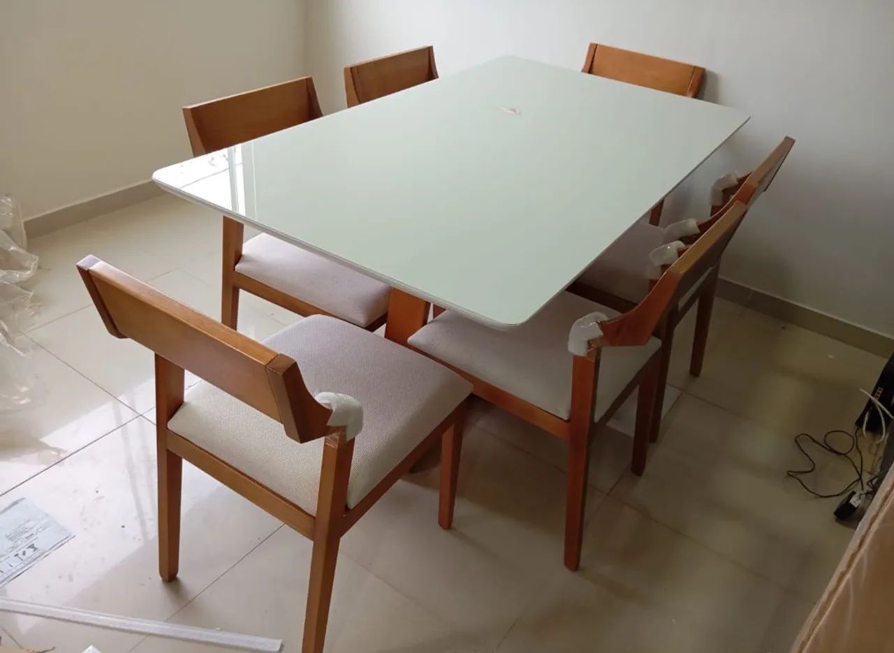 Mesa de jantar Olímpia toda em madeira com vidro temperado