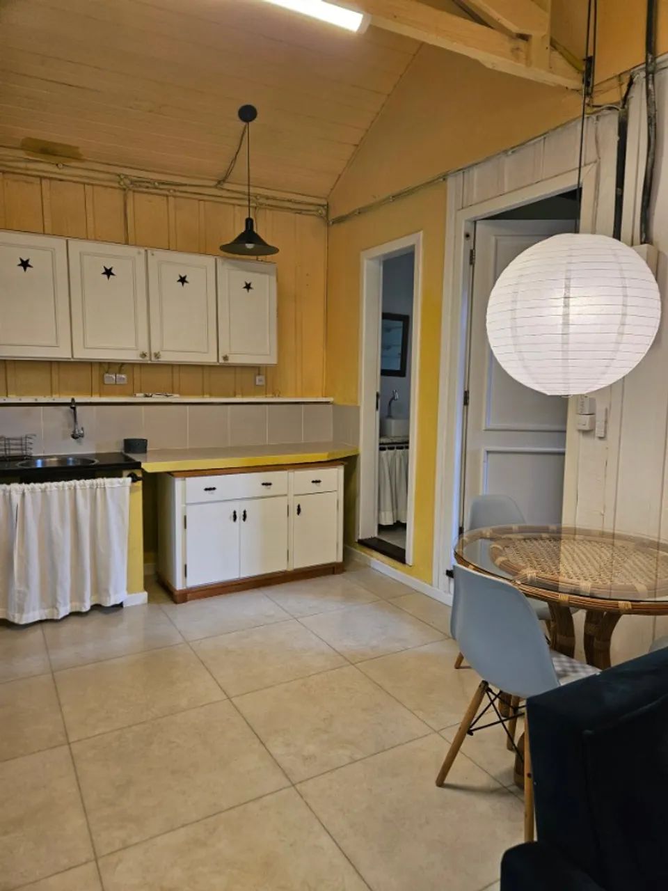 Casa no Canto da Lagoa com vista para o jardim. 2