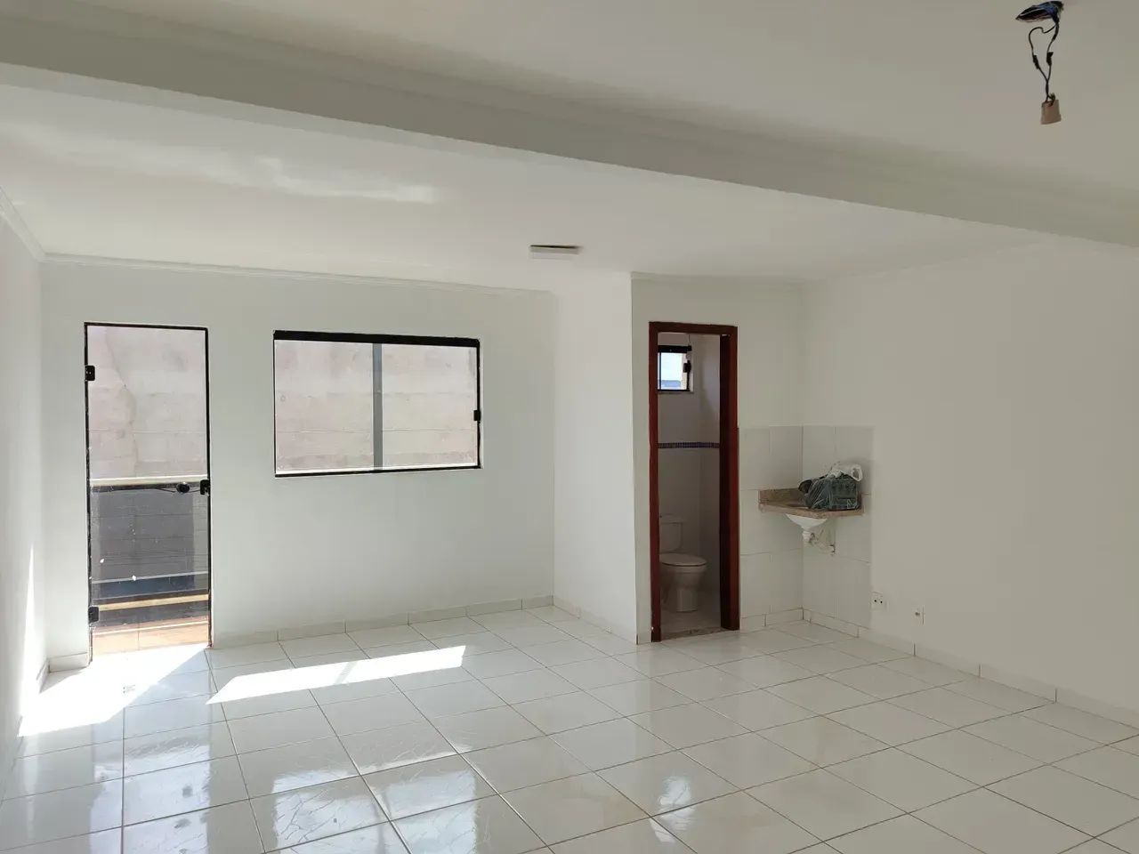 Sala comercial para aluguel com aproximadamente 45m² e 2 banheiros, próxima ao centro de V - Foto 2