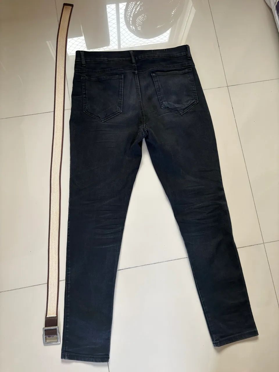 Calça jeans + cinto de brinde 