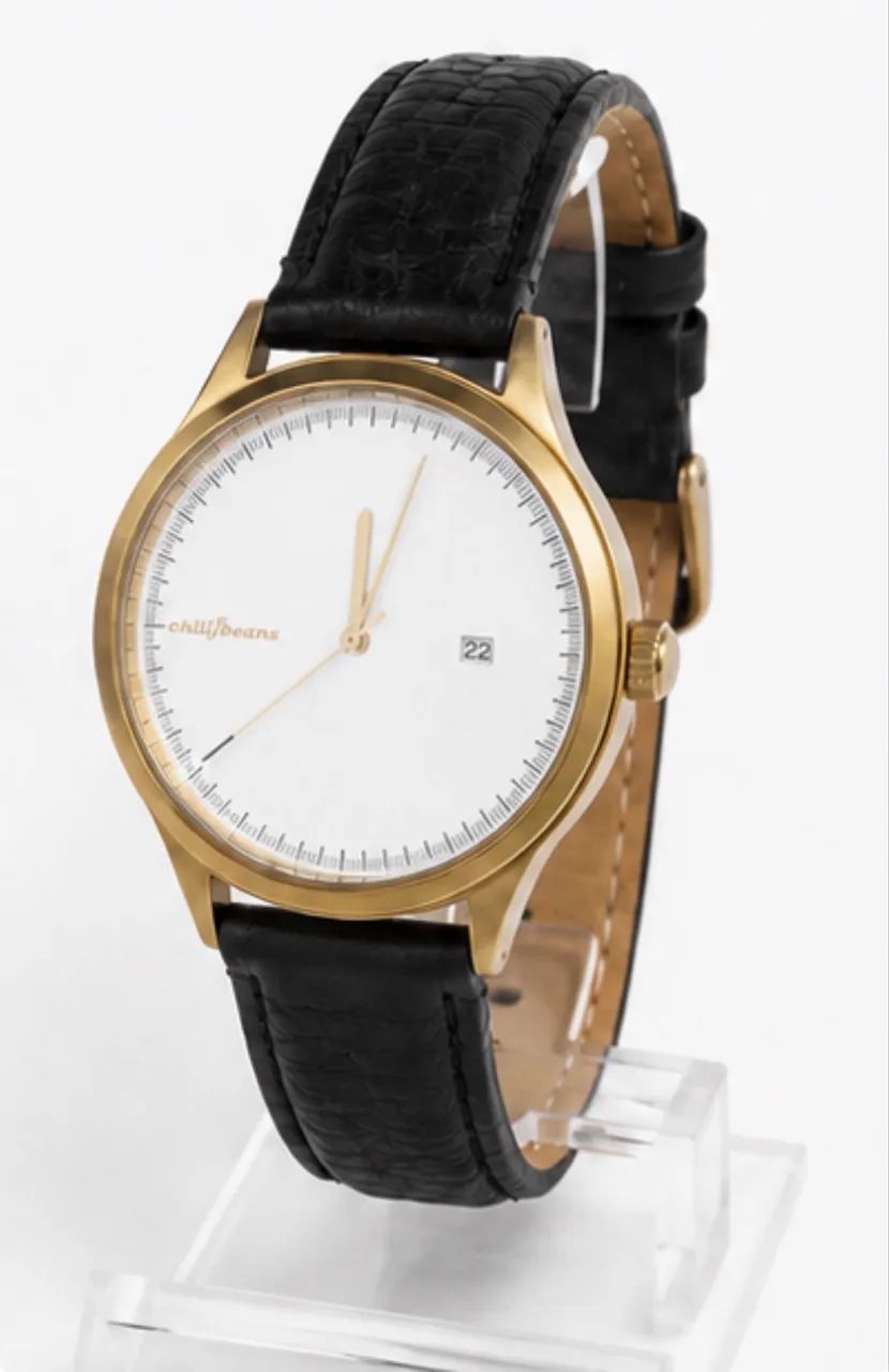 Relógio Chilli Beans dourado com pulseira de couro