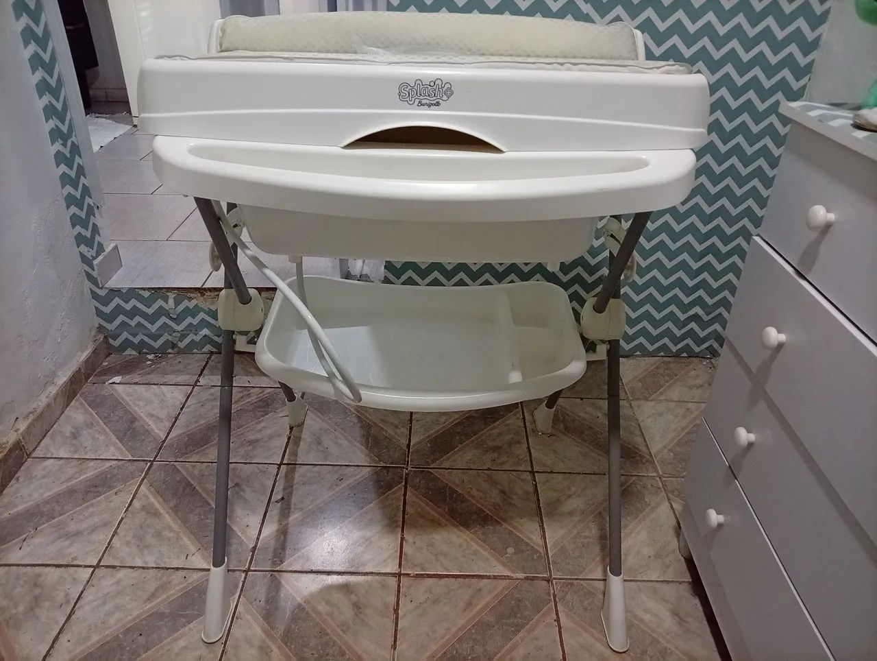 Banheira com suporte e trocador 