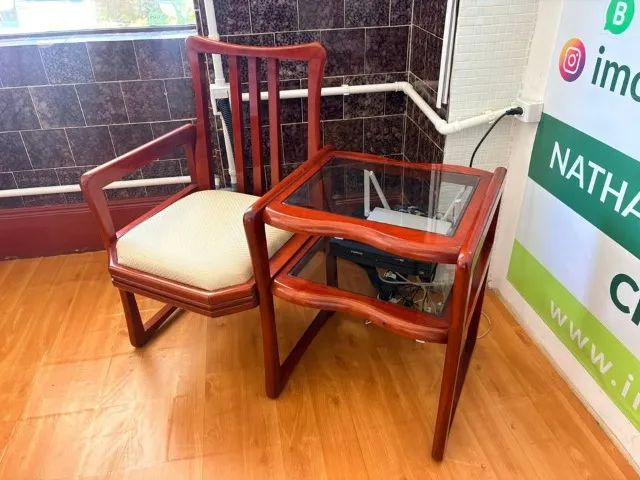 Mesa de telefone antiga em MOGNO