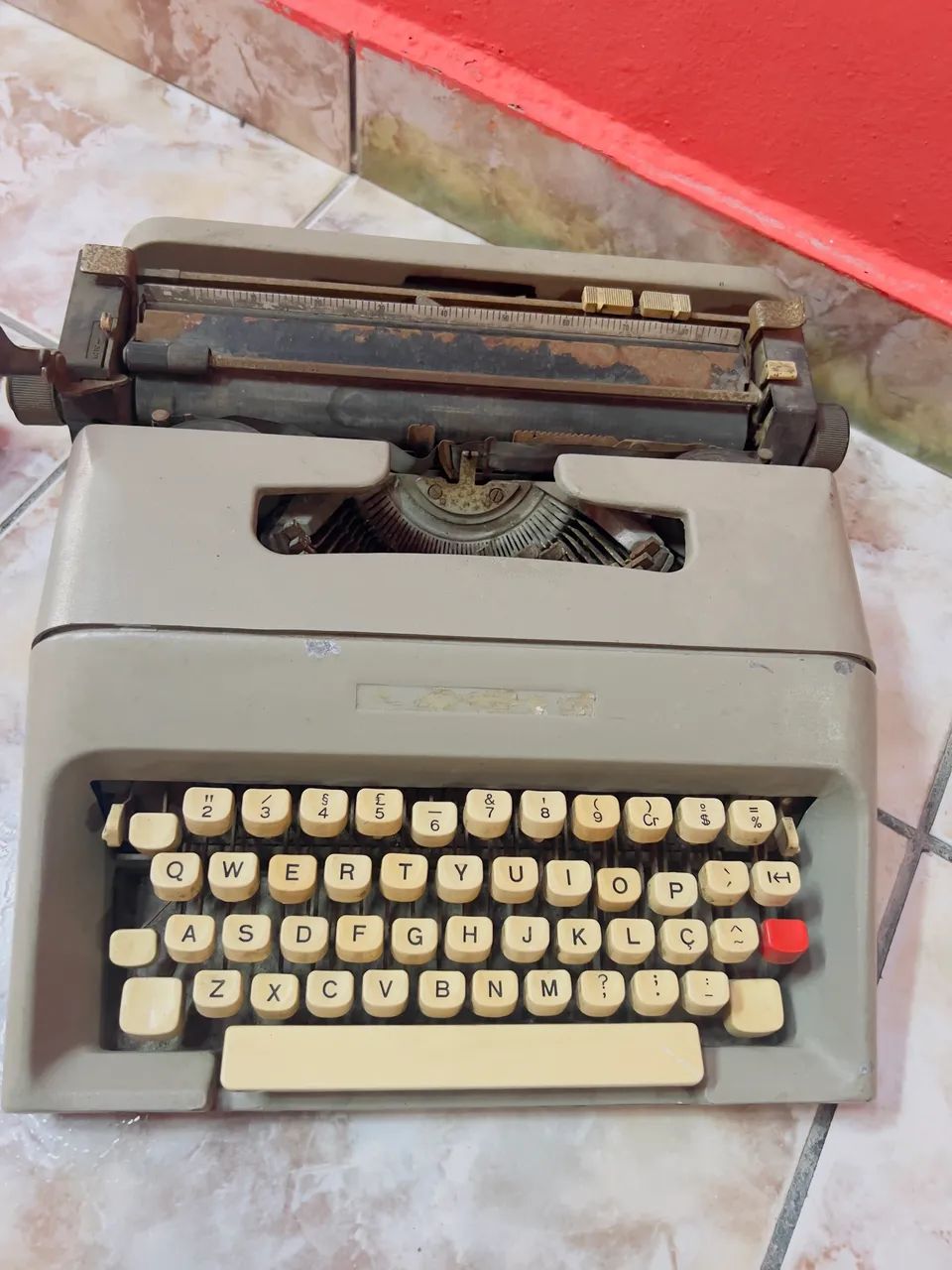 Olivetti Lettera 35 - precisa de restauração pois tem ferrugem