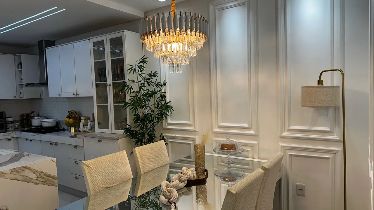 Mesa em laca com tampo espelhado com 6 cadeiras estofadas. - Foto 4