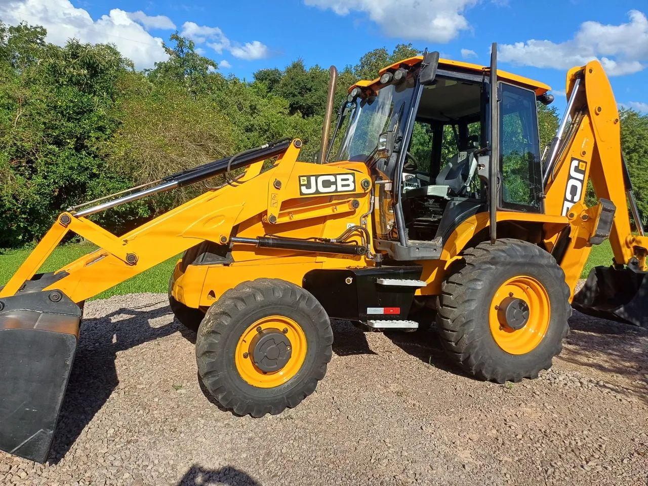 Retroescavadeira JCB 3CX 2022