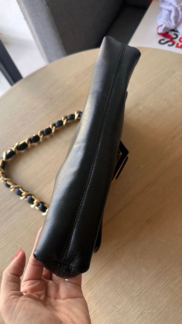 Bolsa Tote Schutz preta em couro com corrente dourada - praticamente nova - Foto 4