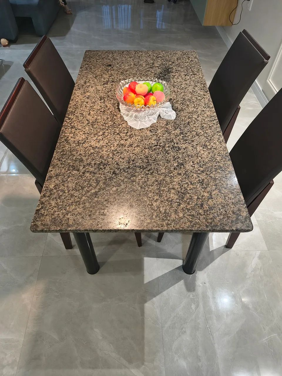Mesa, tampo de mármore, 4 cadeiras - Foto 4