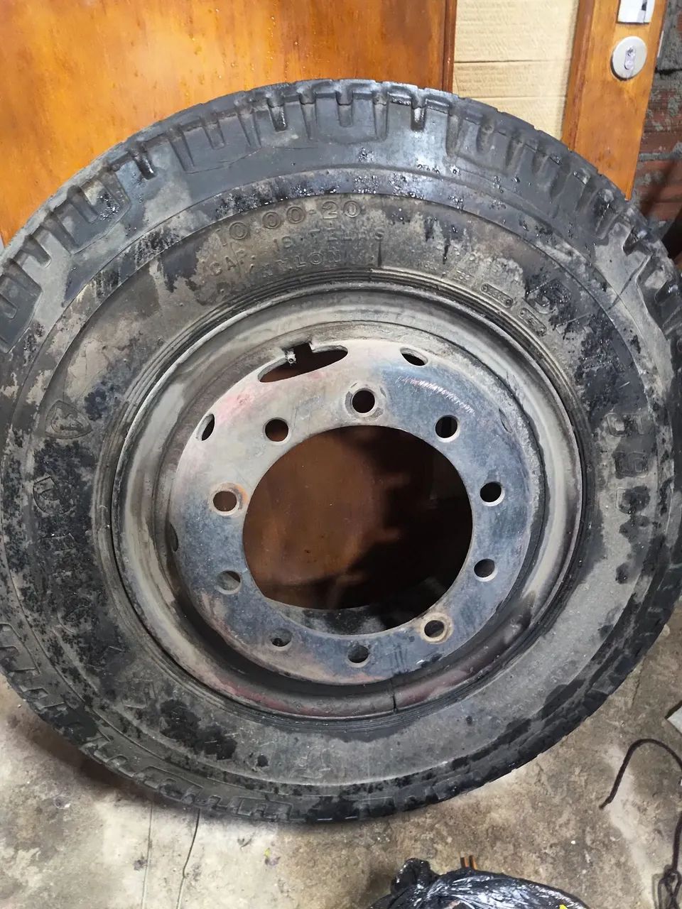 Pneu e roda para caminhão 