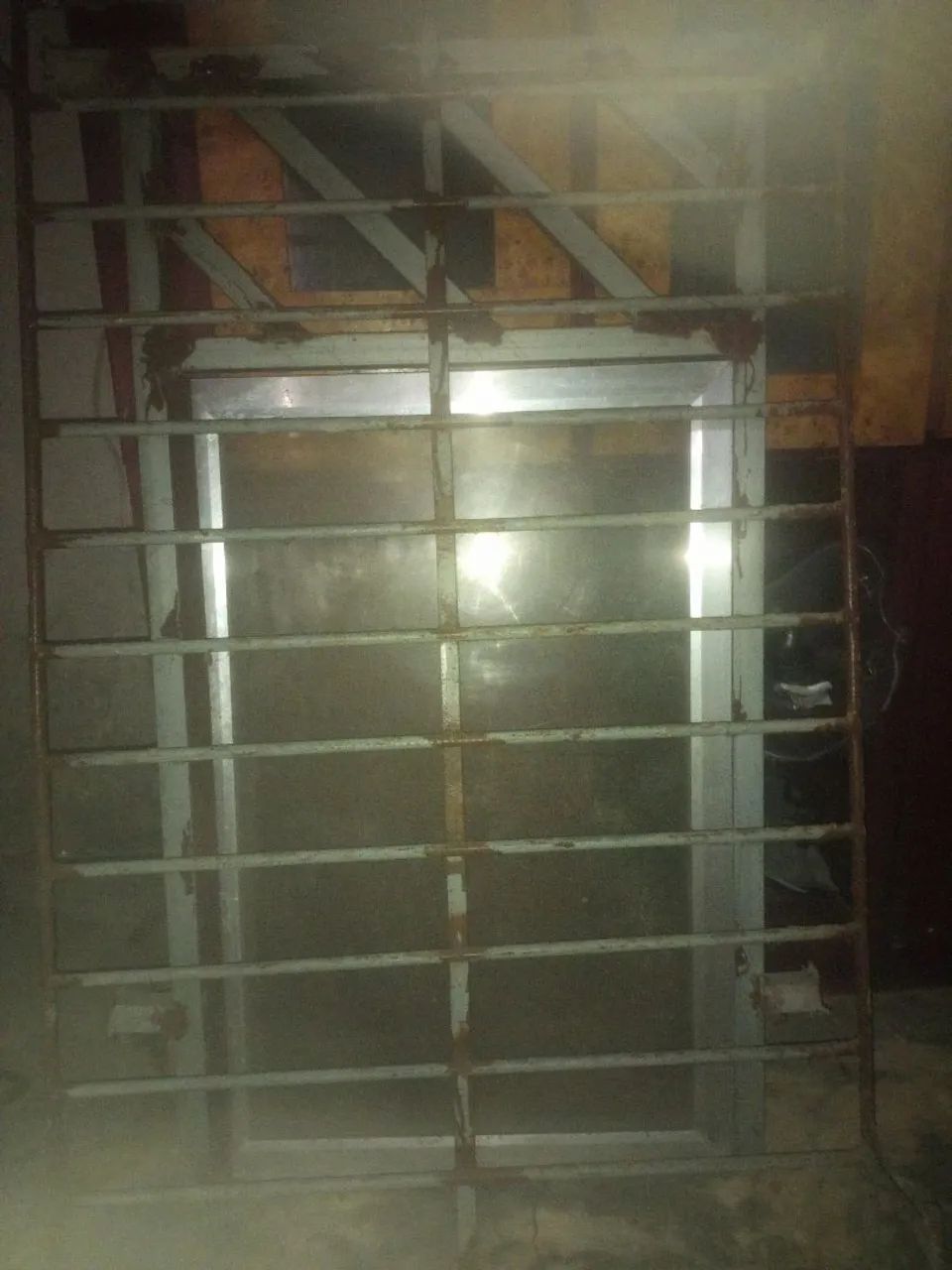 Janela com grde de ferro 9  *