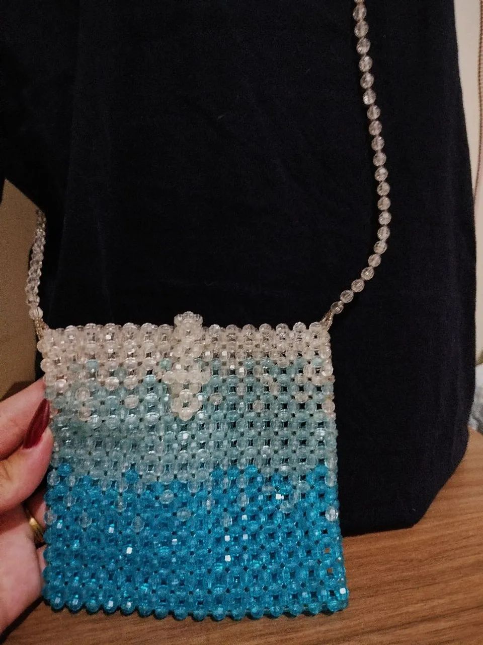 Bolsa e cinto feitos de miçangas.