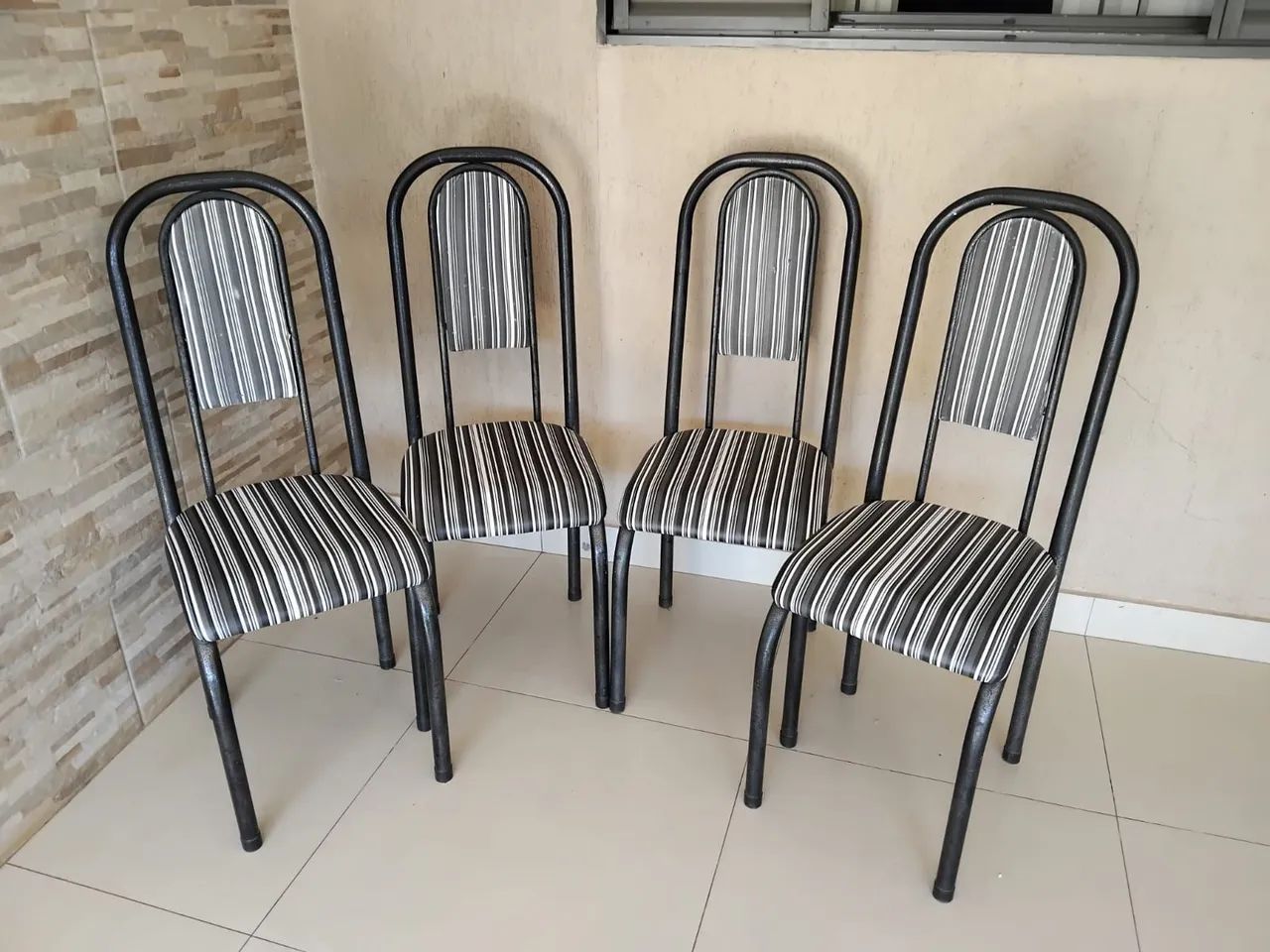 Vende-se 4cadeiras ferro marteladas preto
