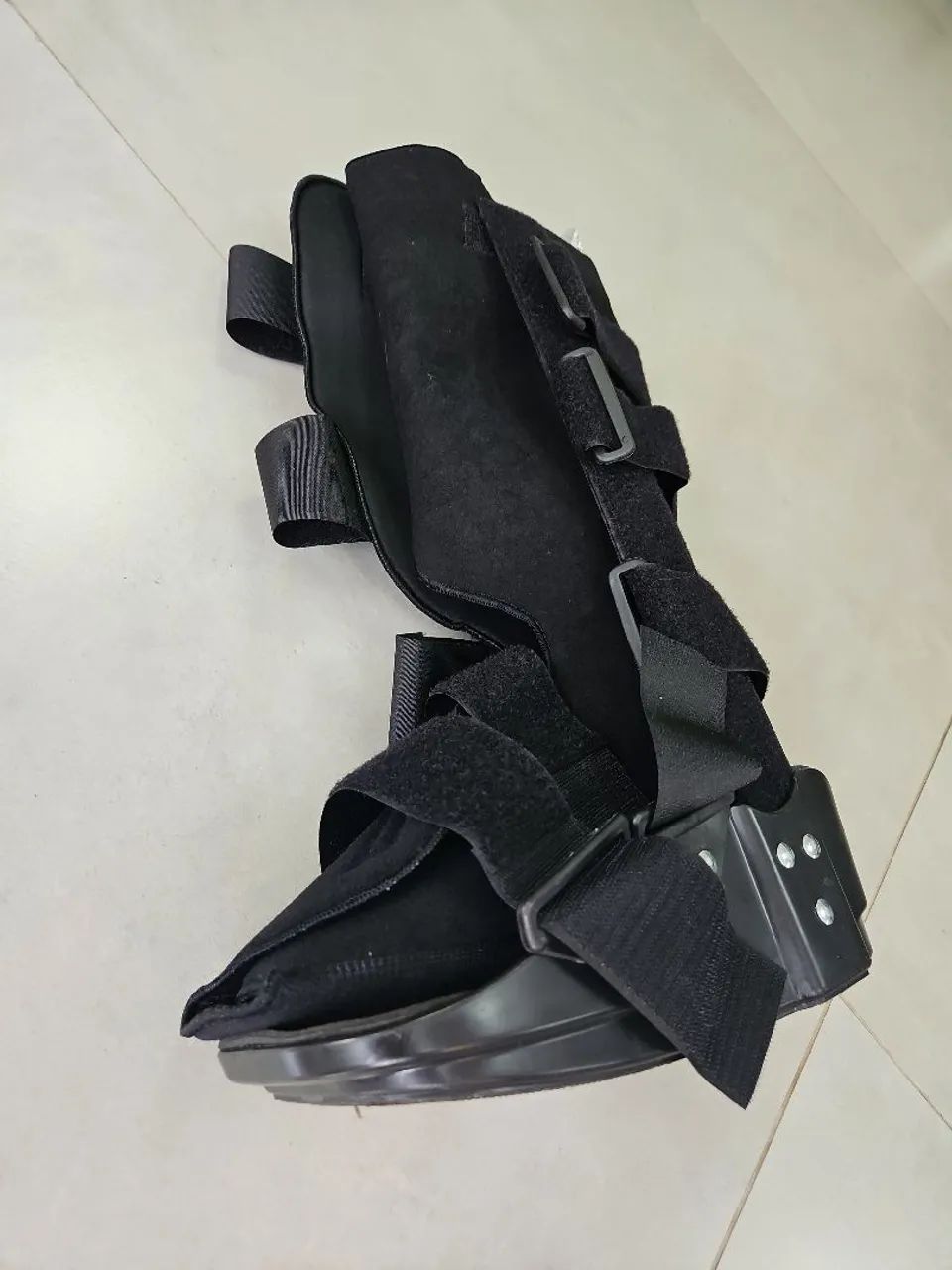 Bota ortopédica cano longo.