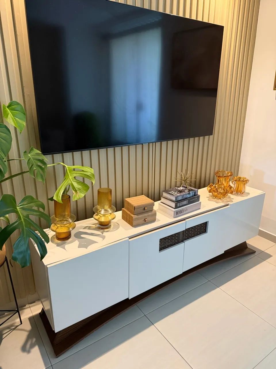 Vendo rack para sala na cor off e madeira 