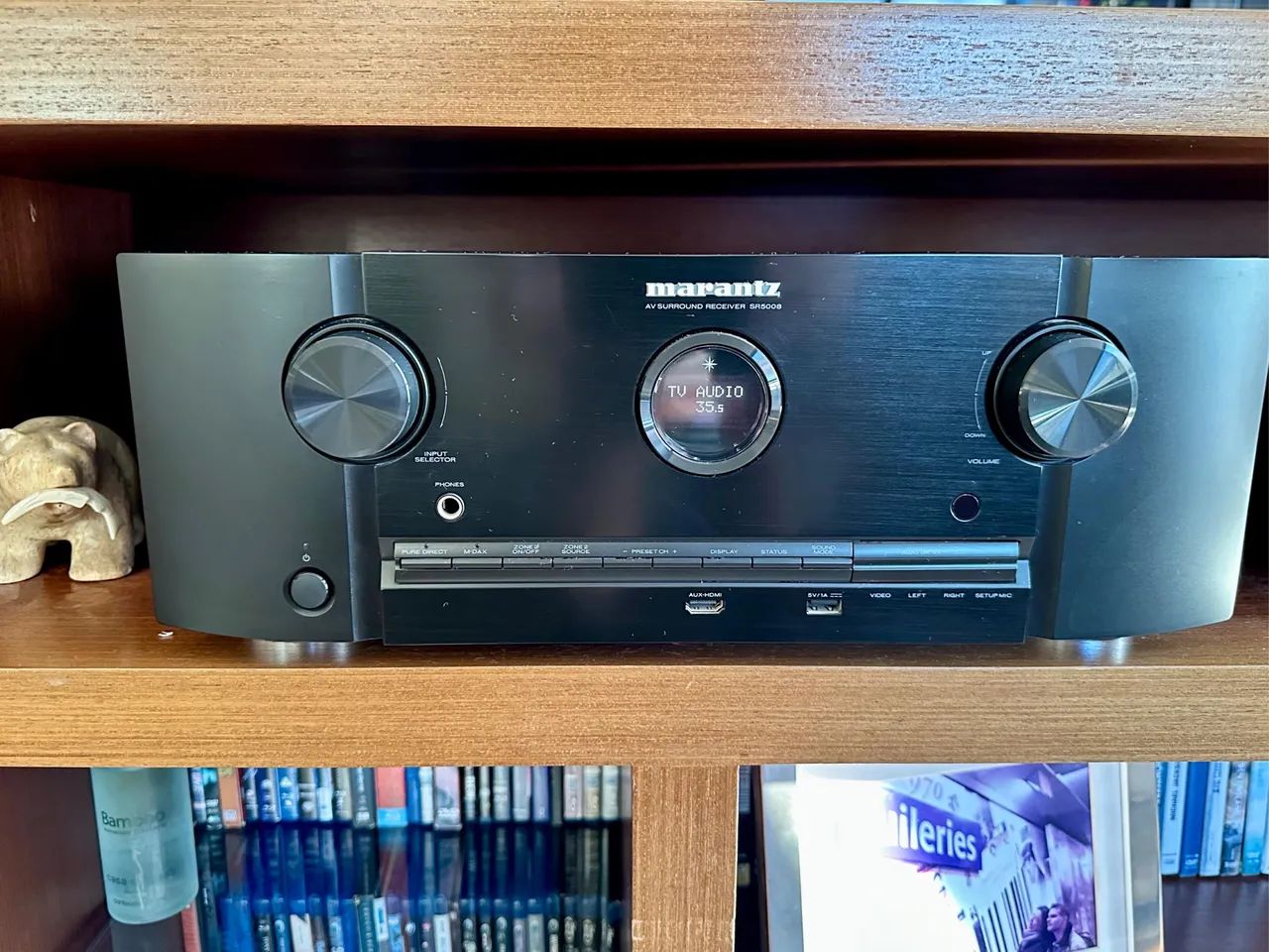 Conjunto áudio visual contendo itens na descrição 