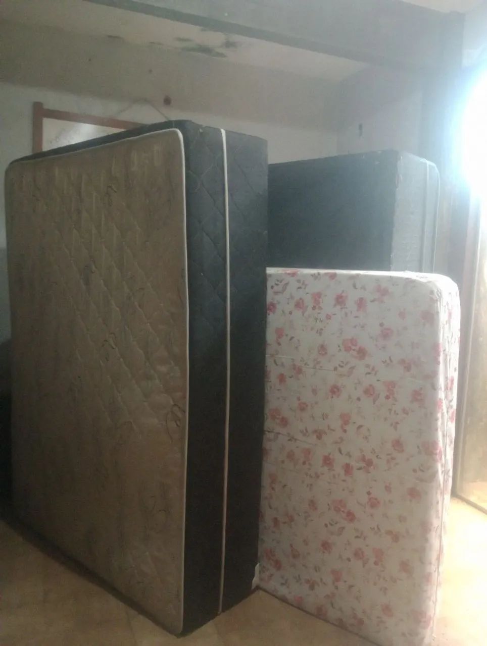 Vendo duas camas box e um colchão  - Foto 3