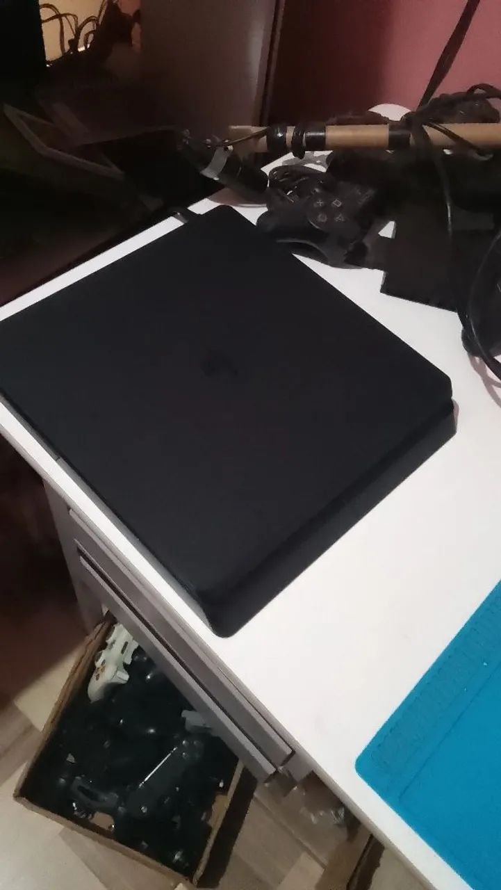 Ps4 slim com 2 controles e 5 jogos 