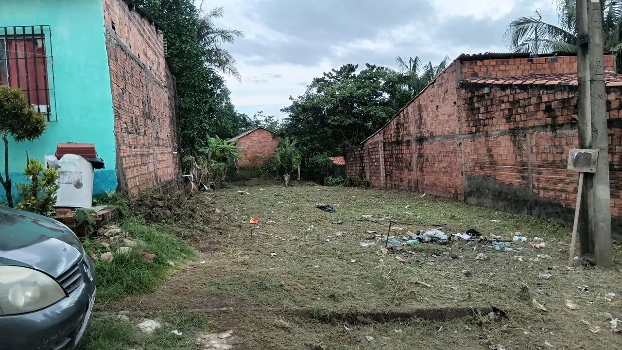 Terreno com 8 metros de largura  com 30 metros de comprimento .