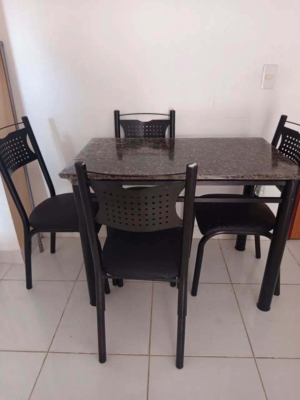 Vendo mesa retangular com 4 cadeiras.Estao conservado. - Foto 2