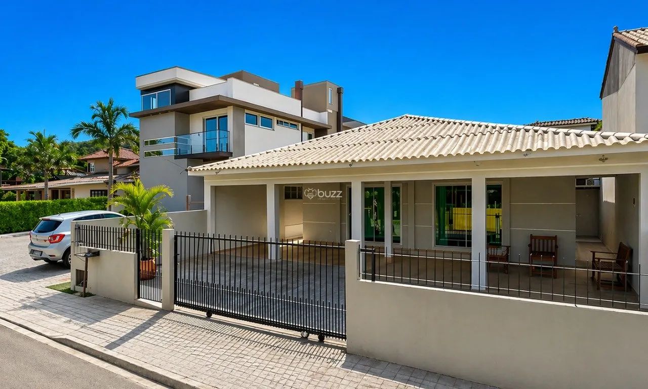 Casa com 4 dormitórios a poucos passos do mar no Morro das Pedras