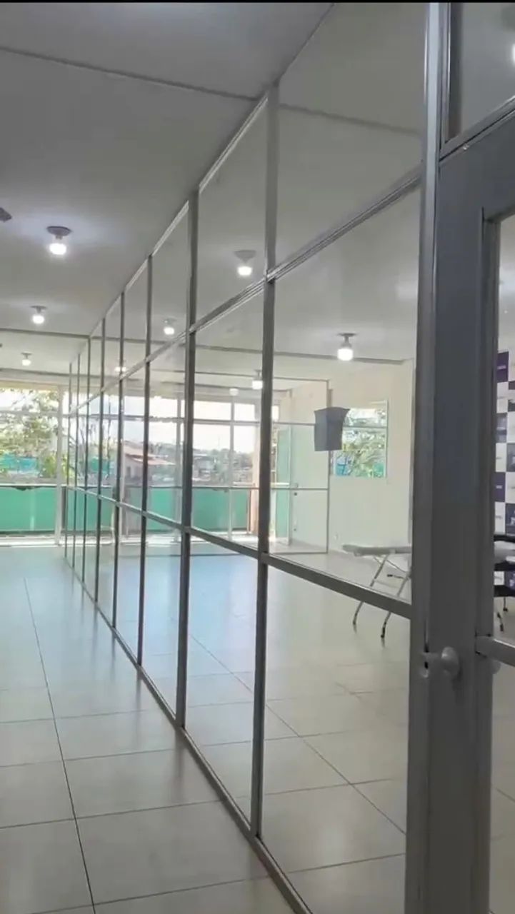 DIVISÓRIAS DE VIDRO NO ALUMÍNIO COM MDF