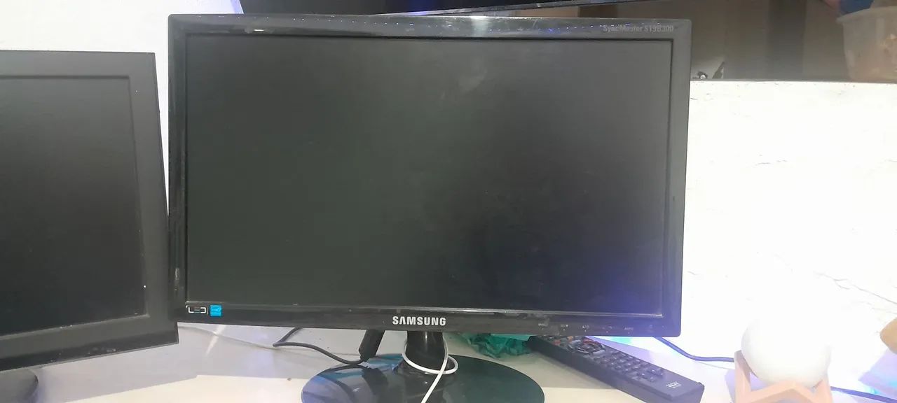 2 monitores funcionando perfeitamente, nenhum pixel queimado, entrada vga. Preço negocial