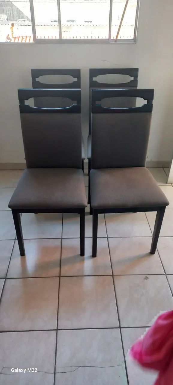 Vendo 4 cadeiras de madeira com estofado. - Foto 2