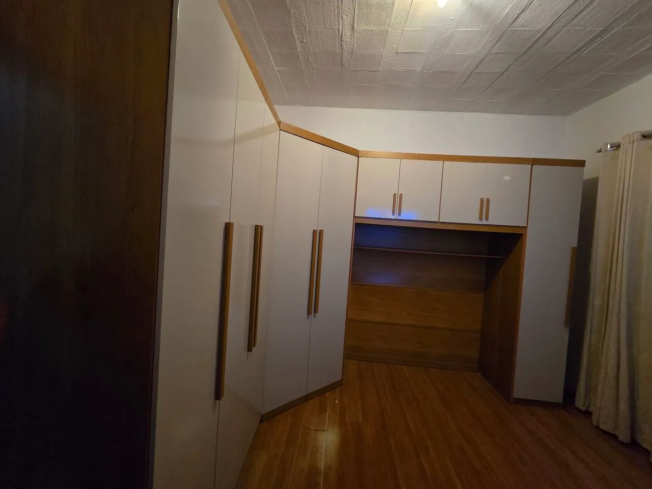 Guarda-roupa modulado com cômoda 