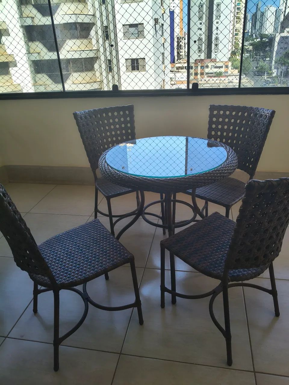 Vendo mesa com 4 cadeiras de vime  - Foto 2