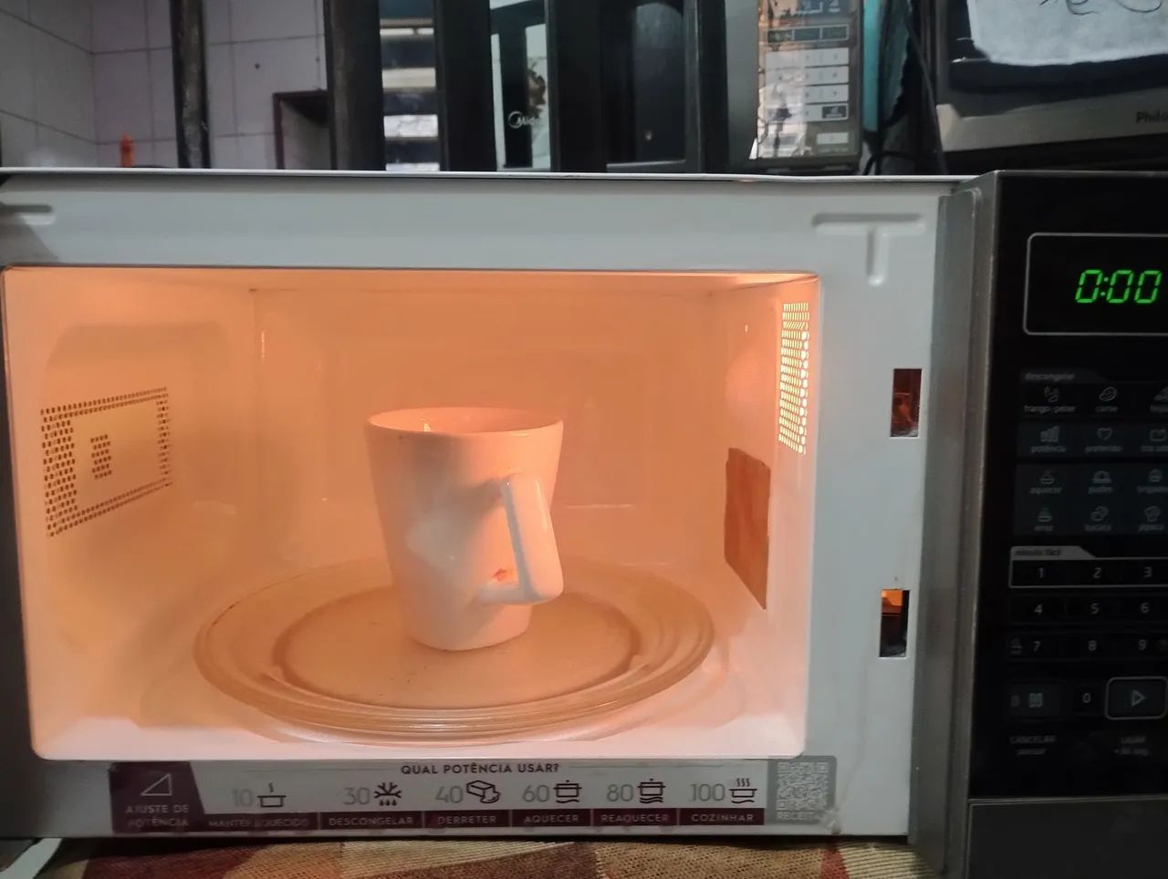 Microondas de 20 l pegando tudo e esquentando - Foto 2