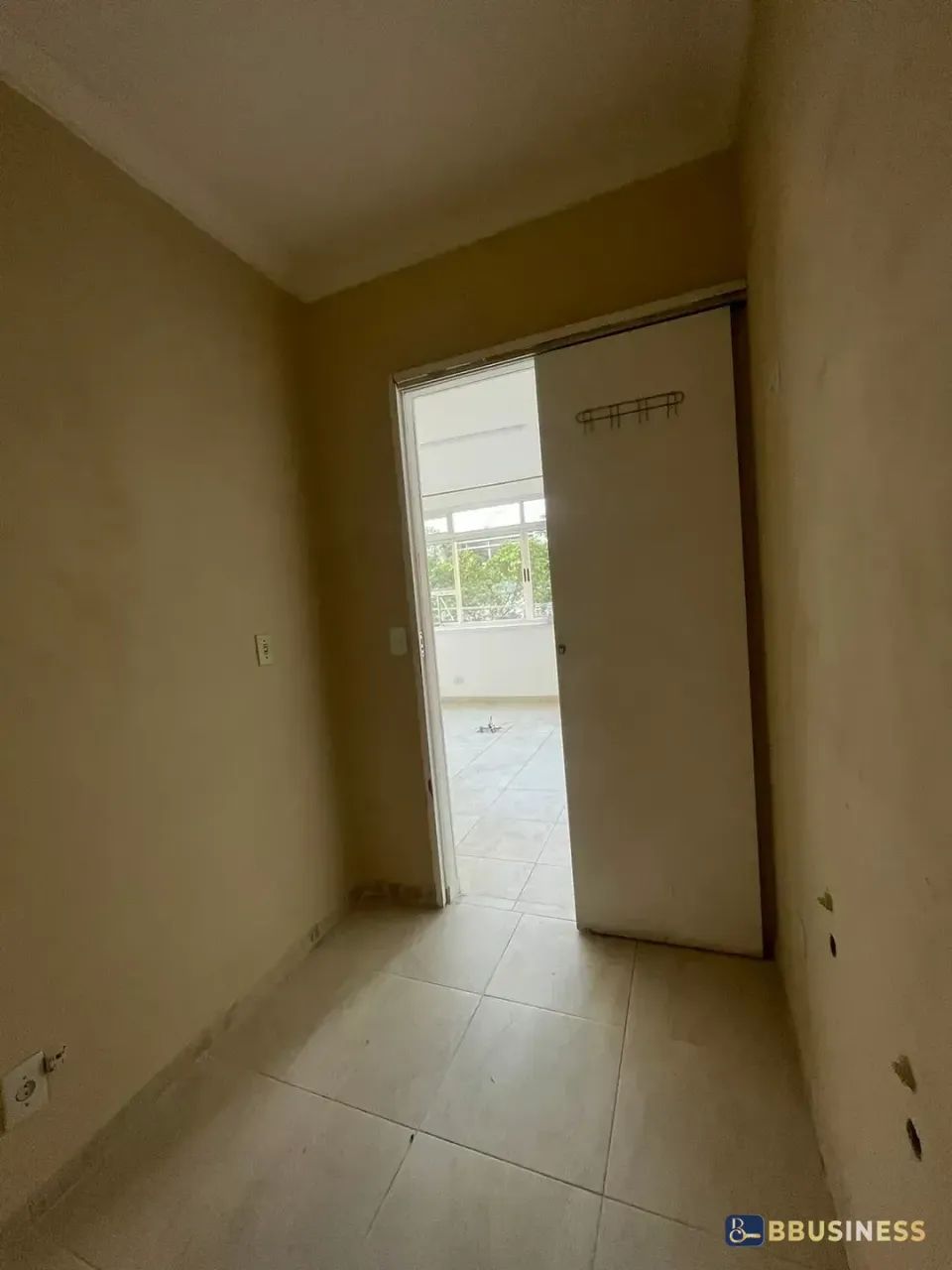 Sala para venda e locação, 36m² com recepção e janela com ventilação natural, Santo Antôni - Foto 4