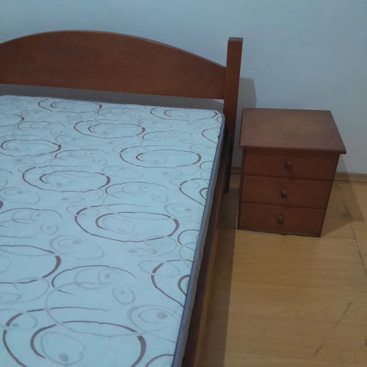 CAMA DE CASAL COM COLCHÃO E CRIADOS - Foto 2