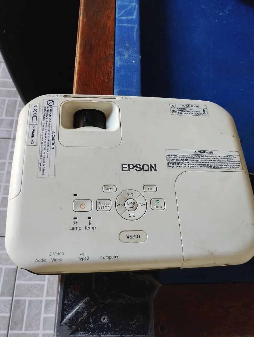 Vendo projetor Epson 220v com lâmpada Nova.