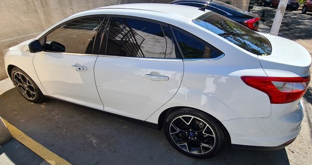 FORD FOCUS SEDAN TITANIUM