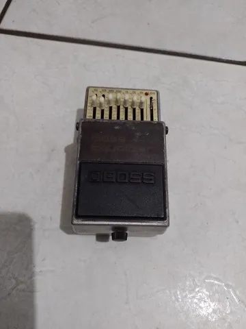Pedal bass equalizador Boss para baixo