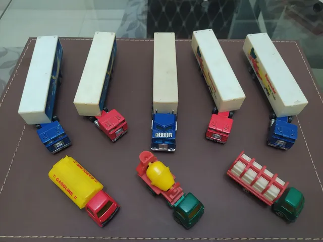 Kit 2 Caminhões Em Miniatura - Carga De Madeira + Coletor De Lixo