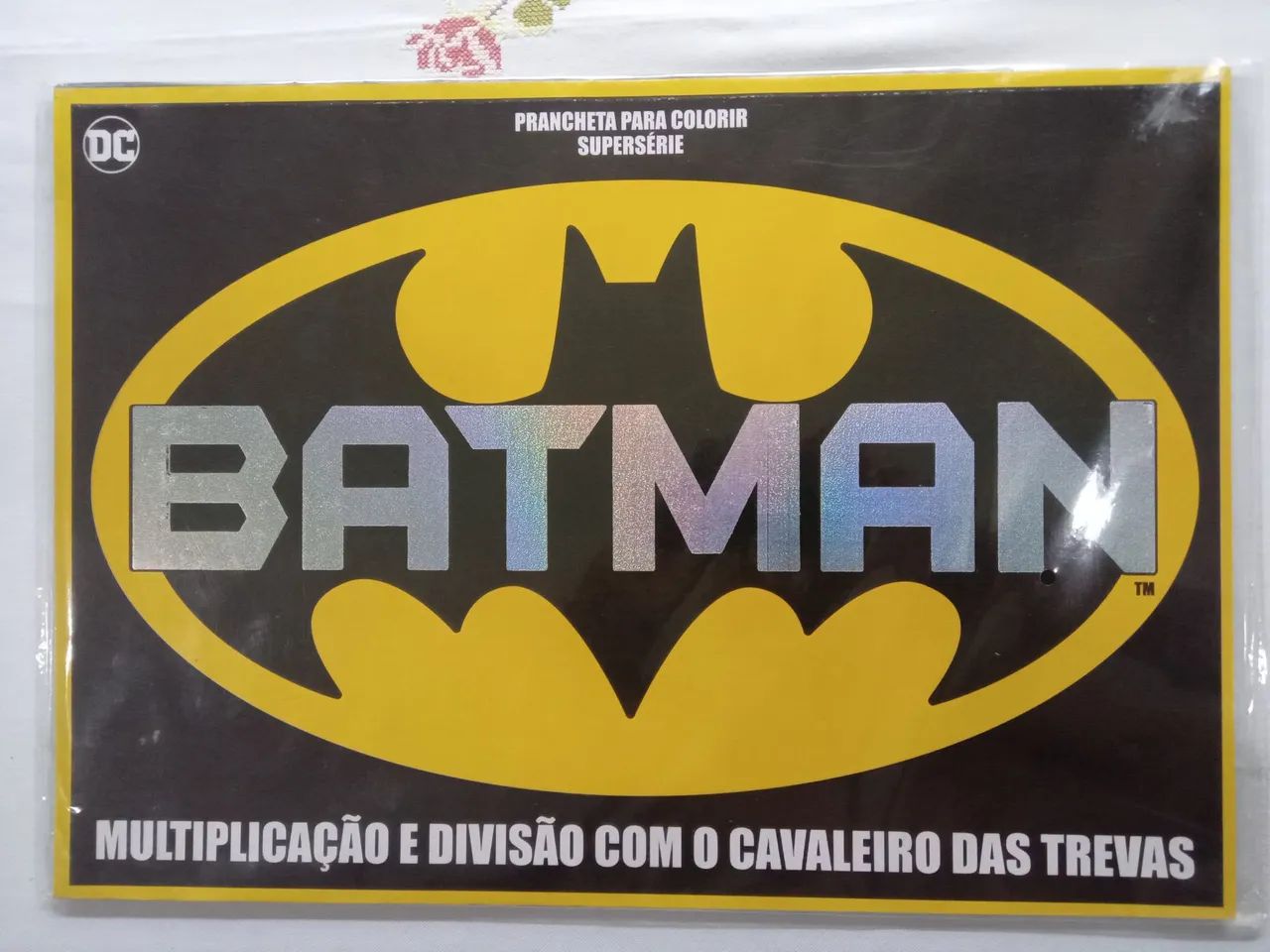 Prancheta com ilustrações e tabela de matemática do Batman 
