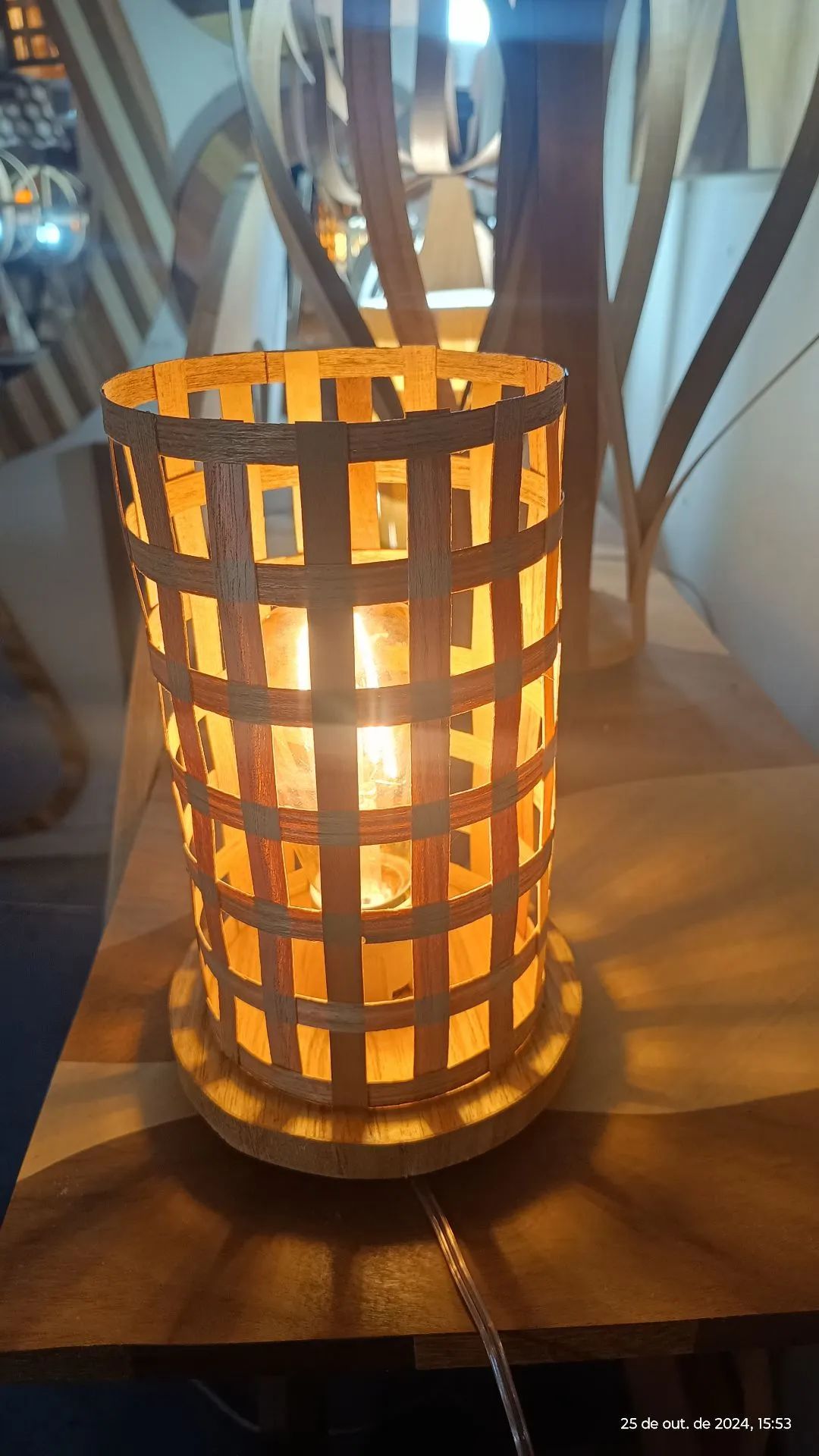 Luminária de Mesa em Madeira - Estilo Rústico