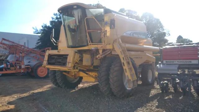 Colheitadeira New Holland - TC 59, 5600 Horas. Fabricação 2003