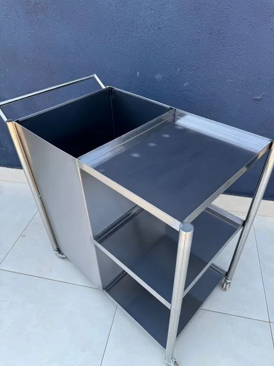 Carrinho inox com lixeira e prateleiras. - Foto 2